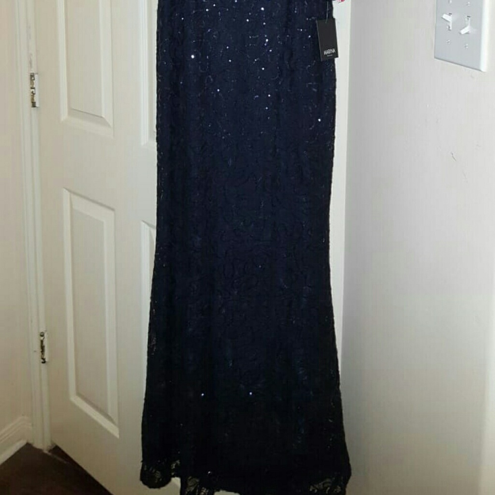 Beautiful Lace Gown - Picture 4 of 6